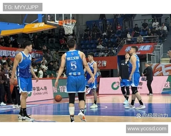 山东男篮与福建男篮激战正酣谁能在这场对决中笑到最后